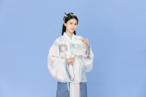 中国风古装汉服美女拿纸扇图片