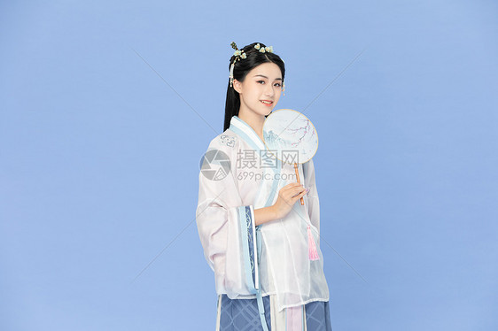 中国风古装汉服美女拿纸扇图片