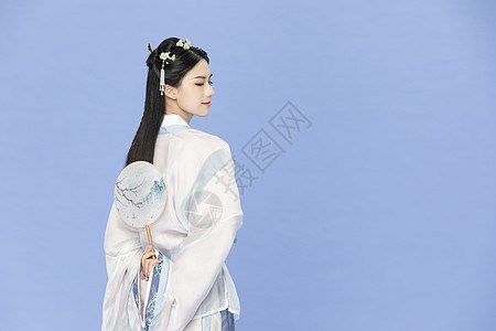 中国风古装汉服美女拿纸扇图片