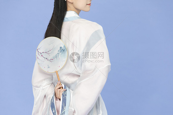 中国风古装汉服美女拿纸扇图片