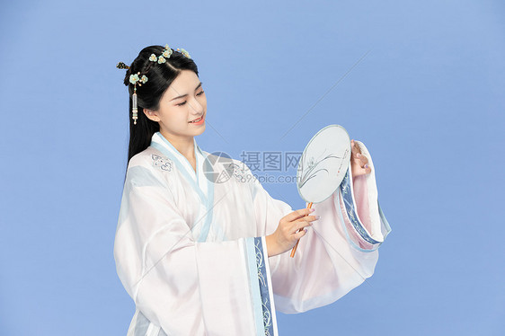 中国风古装汉服美女拿纸扇图片