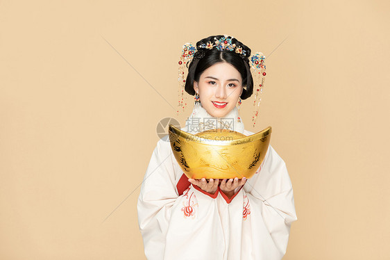  古风汉服美女拿金元宝迎新年图片