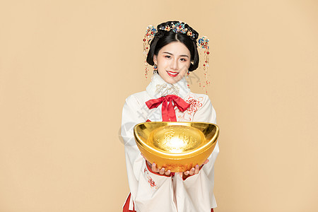  古风汉服美女拿金元宝迎新年图片