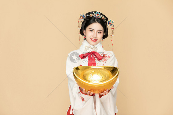  古风汉服美女拿金元宝迎新年图片