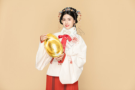  古风汉服美女拿金元宝迎新年图片