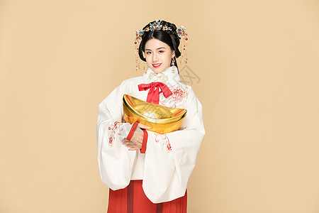  古风汉服美女拿金元宝迎新年图片