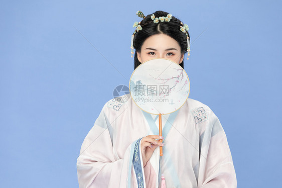  古风汉服美女拿扇子图片