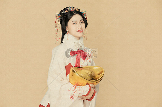 工笔画古风汉服美女捧金元宝图片