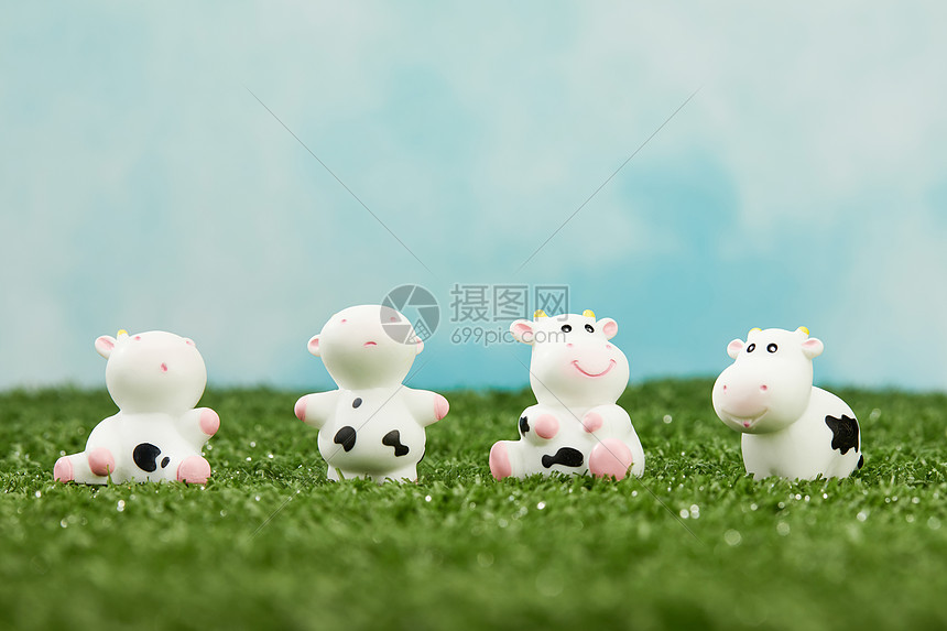 四只奶牛在草地上素材图片
