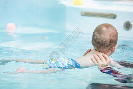 母亲带着婴儿水池游泳特写背景图片