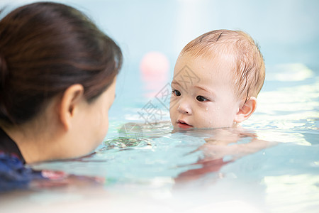 婴幼儿游泳馆母亲带着婴儿水池游泳背景