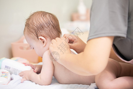 母婴洗护液婴儿洗澡后擦身体乳液背景