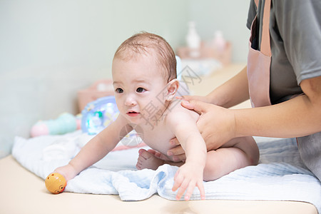 婴儿洗澡后擦身体乳液图片