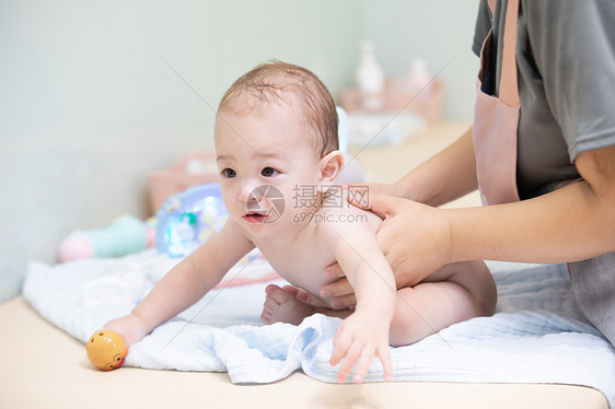 婴儿洗澡后擦身体乳液图片