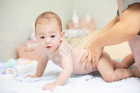 婴儿洗澡后擦身体乳液背景图片