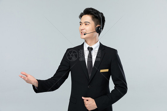 头戴耳机的都市商务男性客服图片