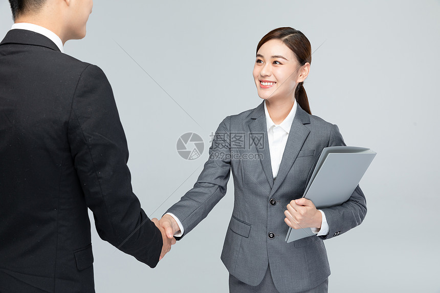 与客户握手合作的商务女性高清图片下载 正版图片 摄图网