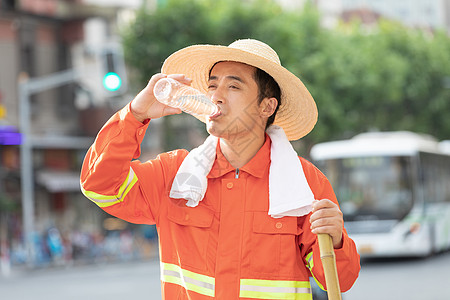 马形象在马路旁喝水休息的环卫工人背景