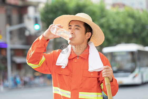 在马路旁喝水休息的环卫工人图片