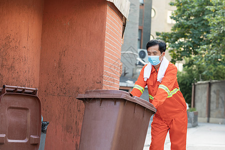 推垃圾桶到垃圾站的环卫工人图片
