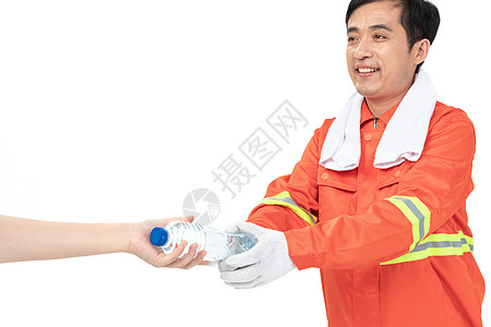 爱心握手素材双手接矿泉水的环卫工人背景