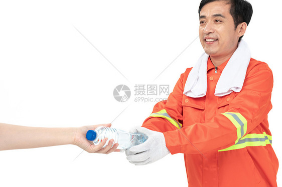 双手接矿泉水的环卫工人图片