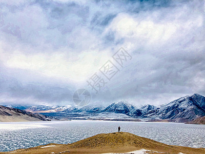 雪山湖泊冬天新疆喀什帕米尔高原风光背景