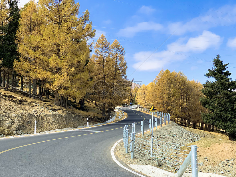 新疆哈密东天山秋天的山路图片