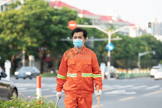 户外打扫城市街道的环卫工人图片