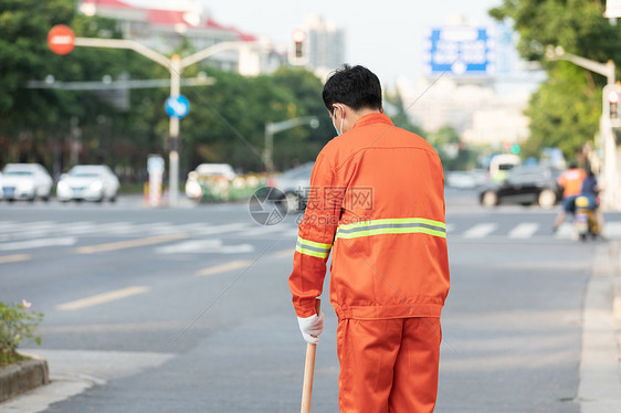 户外打扫城市街道的环卫工人图片