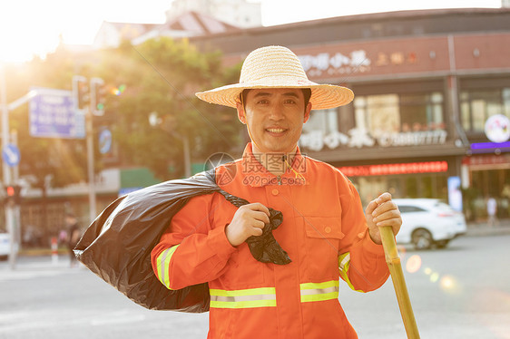 户外打扫城市街道的环卫工人图片