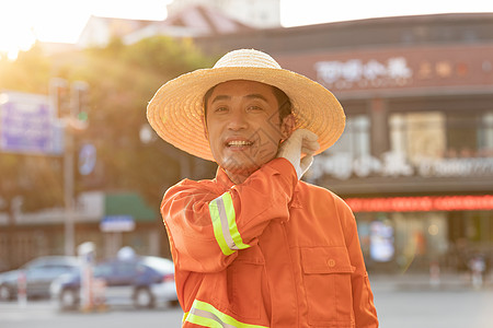 户外擦汗的环卫工人图片