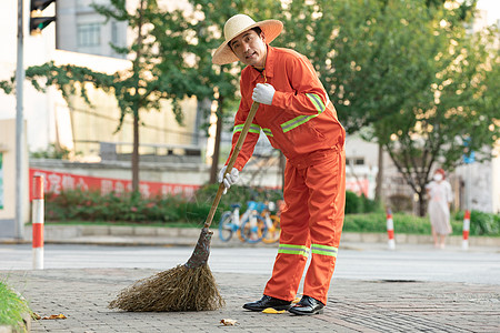 户外打扫城市街道的环卫工人图片