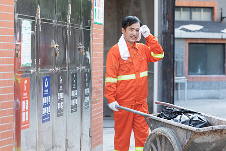 城市天际线环卫工人推着装垃圾的推车背景