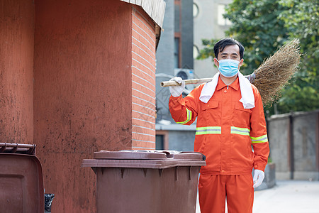 在垃圾站扛着扫帚的环卫工人图片