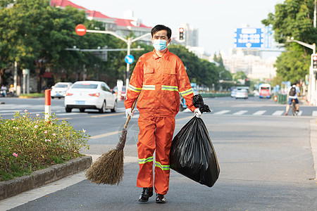 打扫马路街道的环卫工人图片