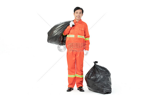 背着垃圾袋清理垃圾的环卫工人图片