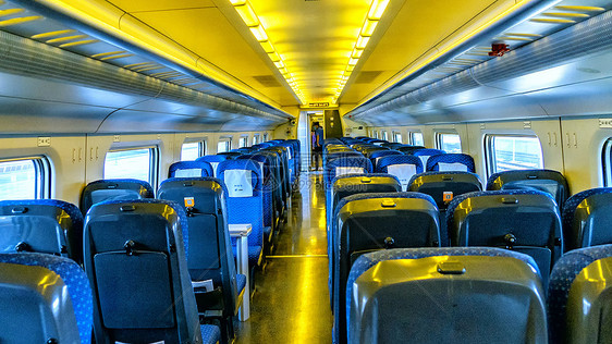 高铁旅客列车车厢内景图片