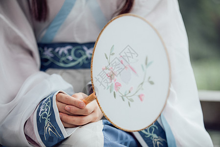 荷塘中女孩中国风古风汉服美女手拿圆扇背景