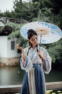 中国风古风汉服美女雨中撑伞图片