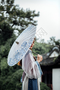 中国风古风汉服美女雨中撑伞高清图片