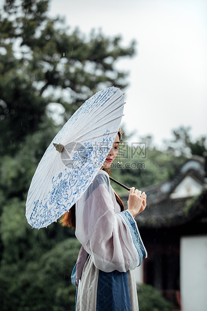 中国风古风汉服美女雨中撑伞图片