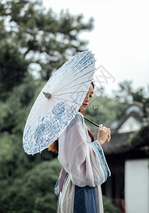 中国风古风汉服美女雨中撑伞图片