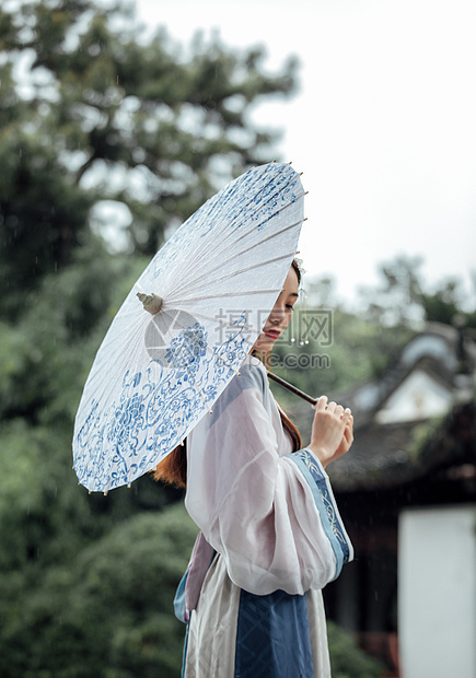 中国风古风汉服美女雨中撑伞图片