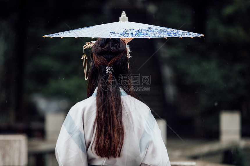 中国风古风汉服美女雨中撑伞背影图片