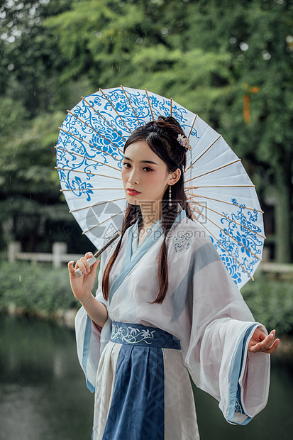 中国风古风汉服美女雨中撑伞图片