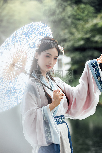 中国风古风汉服美女雨中撑伞图片