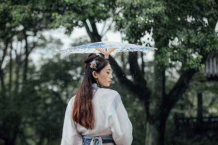 中国风古风汉服美女雨中撑伞图片