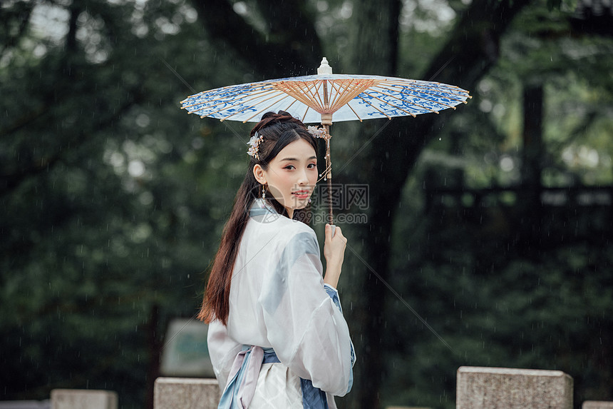 中国风古风汉服美女雨中撑伞图片