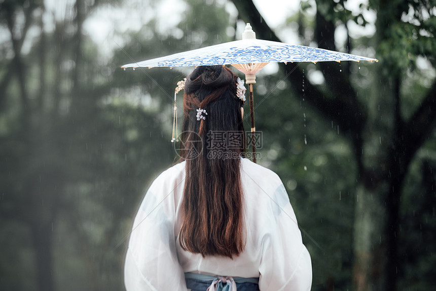 中国风古风汉服美女雨中撑伞图片